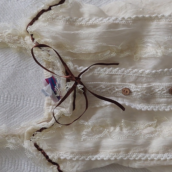 Girls size 4 cream colored button up with lace details - Picture 2 of 8